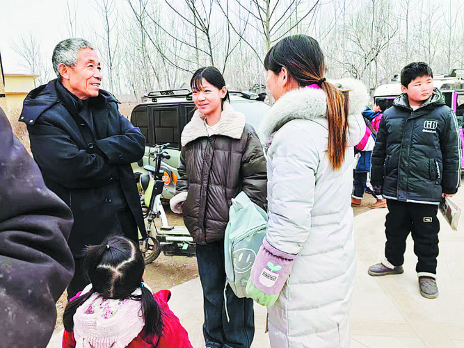 寒冬家访路，温情暖童心